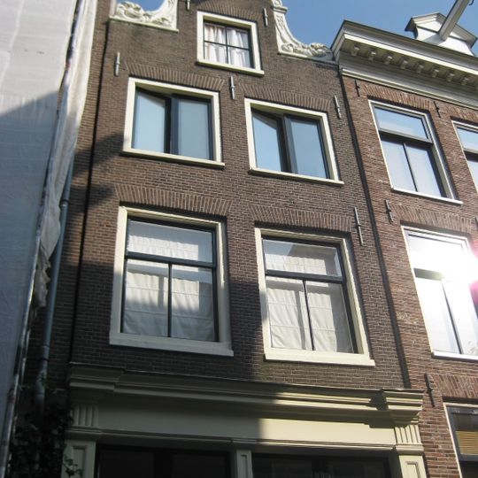 Pand met halsgevel met gedeelde vleugelstukken en palmet in de afdekking