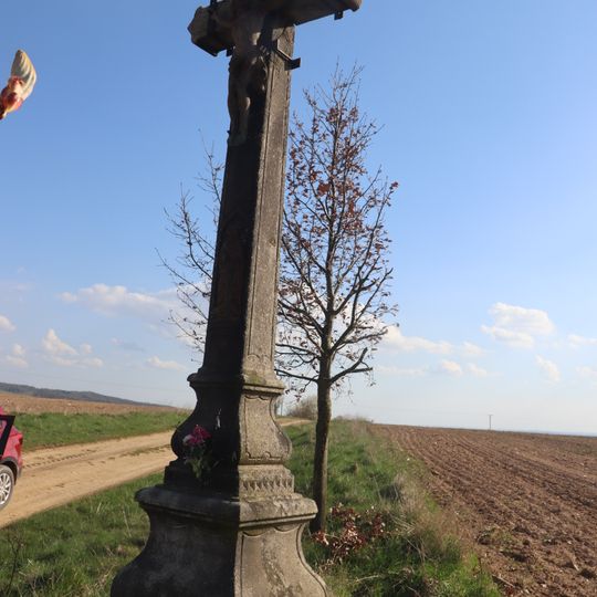 Kříž u cesty severně od Kojatic