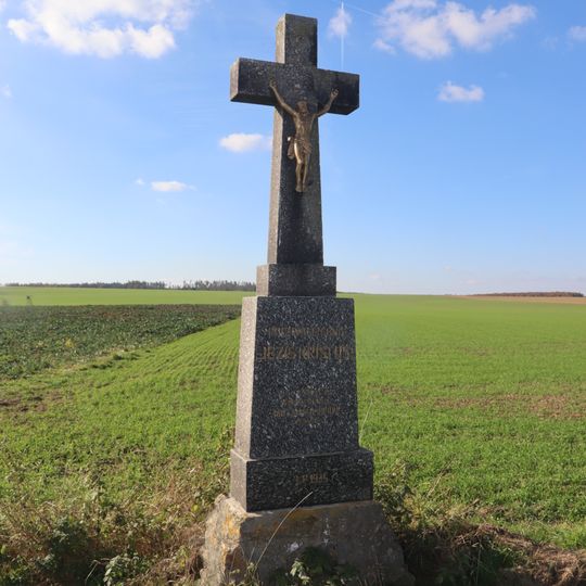 Kamenný kříž u silnice severně od Biskupic