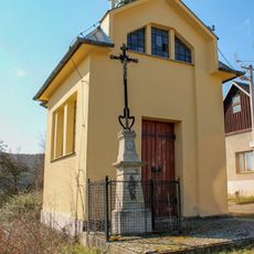 Kříž v Savíně u kaple