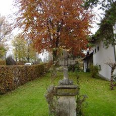 Gedenkstein samt Kreuz