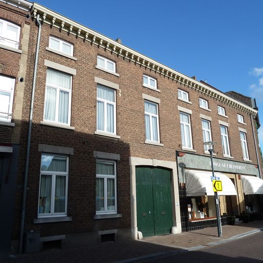 Huis met de trappen: woon/winkelhuis met brouwerijvleugel