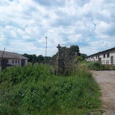 Kříž v zemědělském areálu u Dmýštic