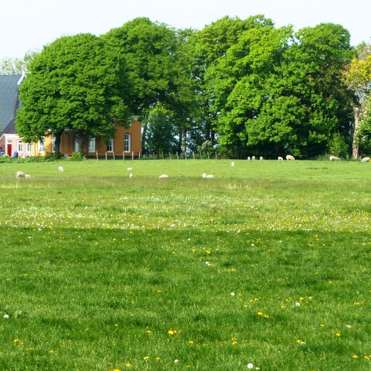 Wierde met voormalig kloostervoorwerk