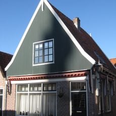 Pand met voorgevel met vlechtingen