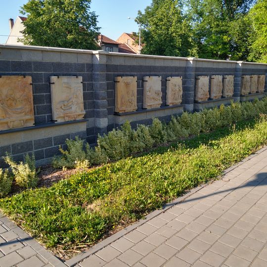 Křížová cesta v hřbitovní zdi v Kojetíně