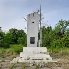 Monument la mormântul ostașilor și în memoria consătenilor căzuți în război (1941-1945)
