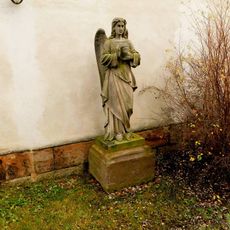 Socha anděla s kalichem u kostela Nejsvětější Trojice v Hostinném