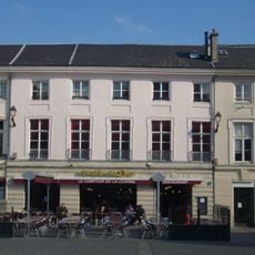 Maisons, 10-12 place de l'Hôtel-de-Ville