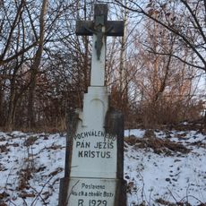 Kříž u cesty západně od Věstoňovic