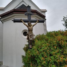 Kříž u kaple ve Staré Huti