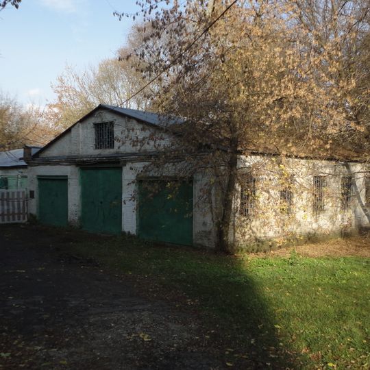 Служебный корпус у Передних ворот — каретник и дровяник за собором