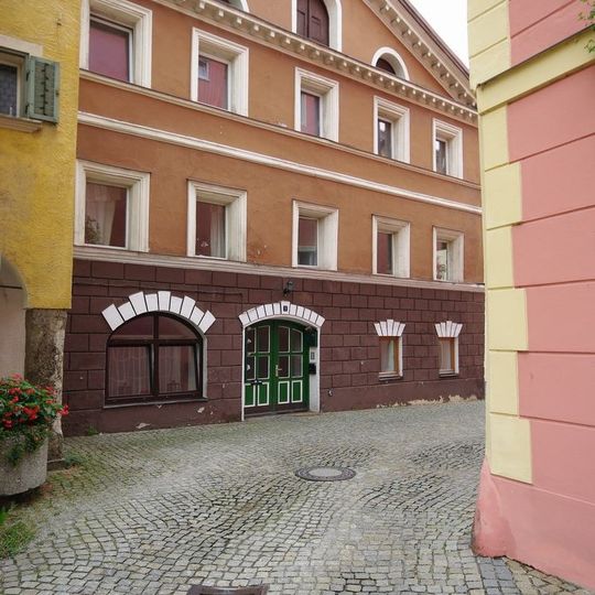 Ehemals Wohnhaus, jetzt Wohn- und Geschäftshaus
