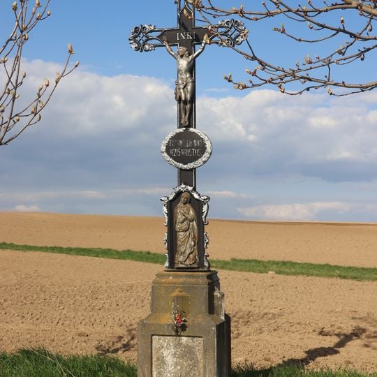 Kříž u cesty do Velkého Újezda u Kojatic