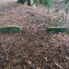 De Wiersse: twee honden grafstenen