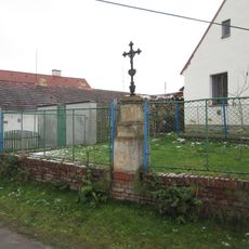 Kříž v Kvíčovicích u křižovatky
