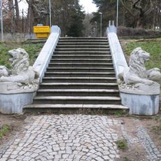 Sochy lvů u schodů k Macharově ulici v Litoměřicích