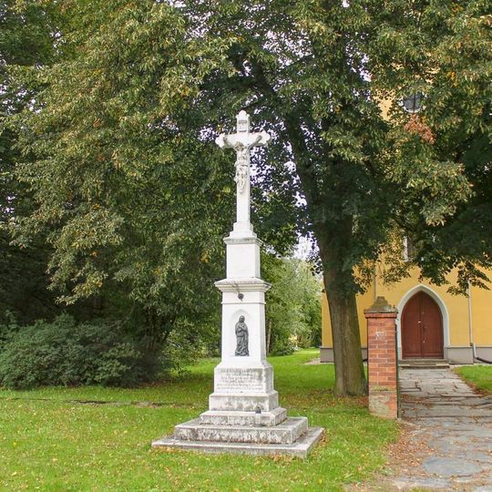 Kříž v Hlušovicích před kostelem