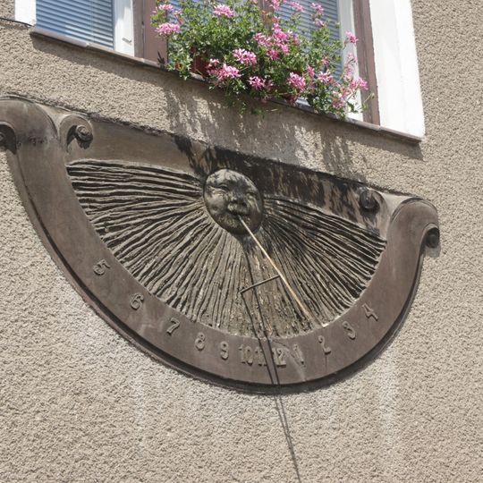 Sluneční hodiny na domě Prvomájová 13 v Radotíně