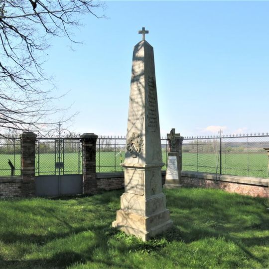 Pomník rakouským a saským vojákům za nemocnicí v Novém Bydžově