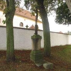 Kříž v Křečově u kostela