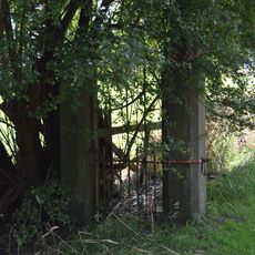 Erfindeling met onder meer stenen toegangspalen met ijzeren hekwerk