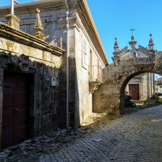 Quinta da Macieira, incluindo a casa, passadiço, pátio, portão de entrada, capela e quintal murado
