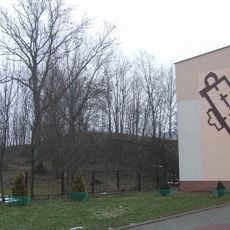 Relikty fundamentów zamku ze wzgórzem zamkowym