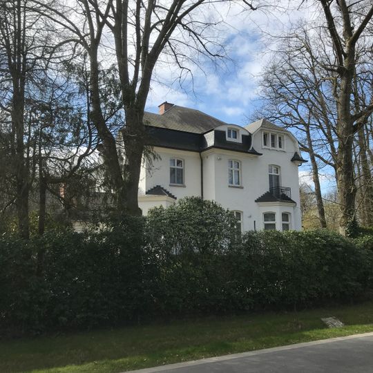 Landhuis in cottagestijl aan Marcel De Backerstraat 12