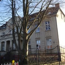 Mietshaus mit Vorgarten und Zaun Alt-Marienfelde 23