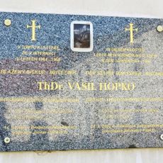 Pamětní deska Vasila Hopka na severní zdi kostela Nanebevzetí v klášteře v Oseku