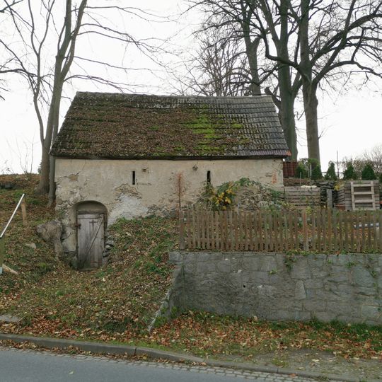 Brunnenhaus und straßenbegleitende Bruchsteinstützmauer Hauptstraße 12a