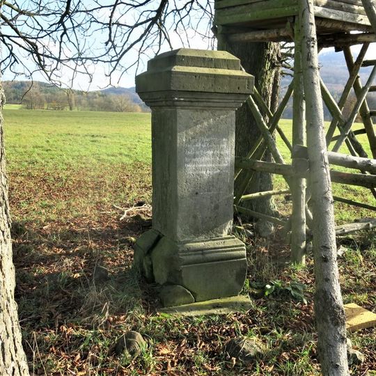 Kříž u polní cesty vlevo od silnice severně od Studeného