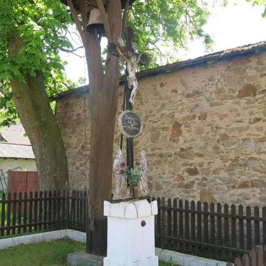 Kříž a zvonička na návsi v Chlístovicích