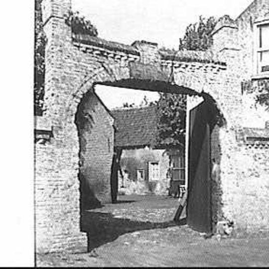 Brouwerij: muur met hoge poort