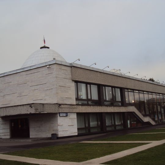 Корпус лектория с «Залом 100 фонарей» и «Пионерским кафе» с открытой террасой в подпорной стене из «рваного камня»