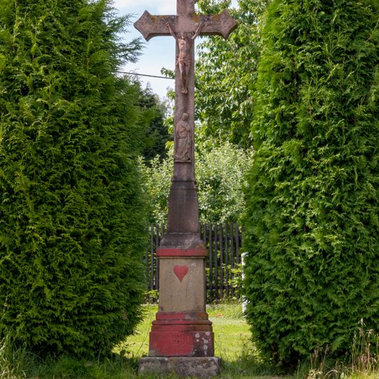 Kříž v Pojbukách na návsi