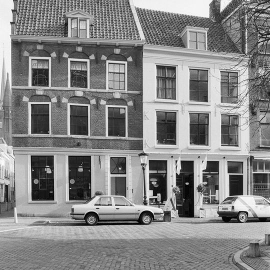 Huis, tegenwoordig van drie bouwlagen, een kelder en een kap evenwijdig aan de straat
