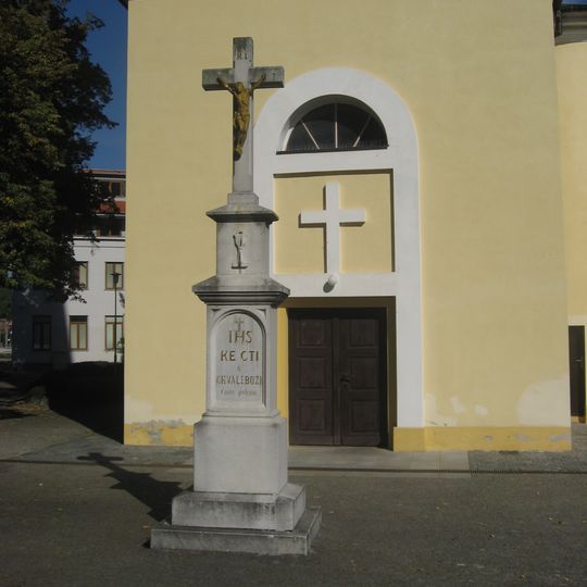 Kříž u kostela sv. Jana Křtitele a sv. Jana Evangelisty v Brně - Bystrci