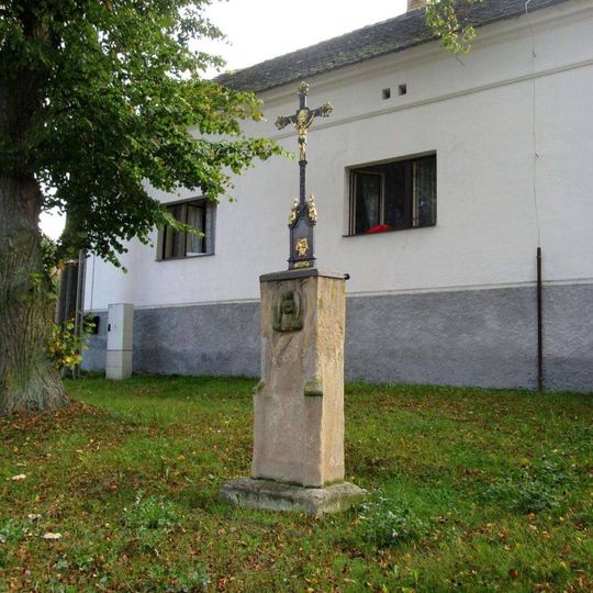 Kříž u kaple v Olešné