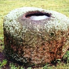 Kretingos (Padvarių) akmuo su dubeniu