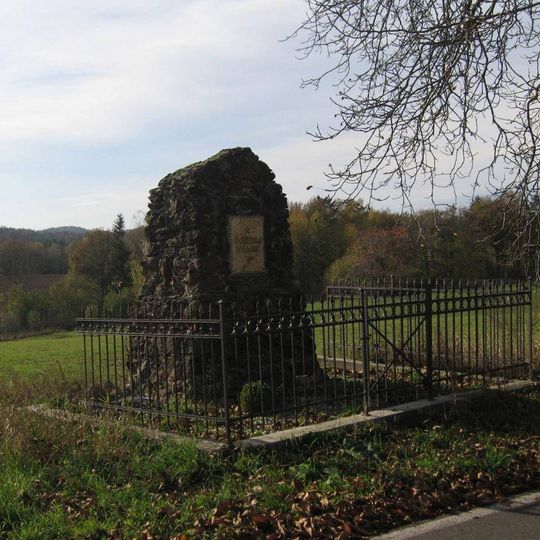 Pomník obětem válek u silnice na západním okraji Blatců