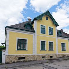 Anlage Landhaus mit Gartenhäuschen