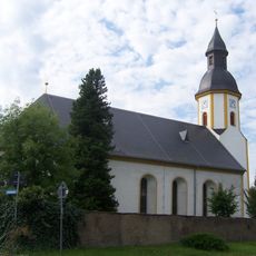 Kirche, drei Grabsteine, Epitaph, Einfriedungsmauer sowie Denkmal für Gefallene des 1. Weltkrieges in der Kirchhofsmauer Dresdener Straße