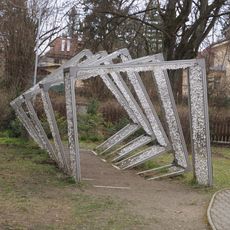 Plastika z kovu a skla v zahradě pivovaru Volt v Jablonci nad Nisou