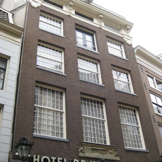 Pand met gevel onder rechte lijst met consoles en met gevelsteen