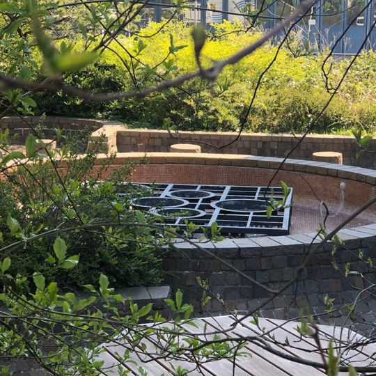 Fountain Nordseite, Röhrenbrunnen