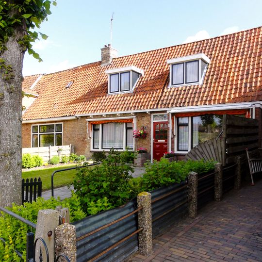 Pand onder laag zadeldak tegen puntgevel