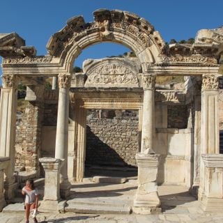 Temple d’Hadrien (Embolos)