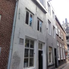 Pandje met lage verdieping onder met pannen gedekt zadeldak